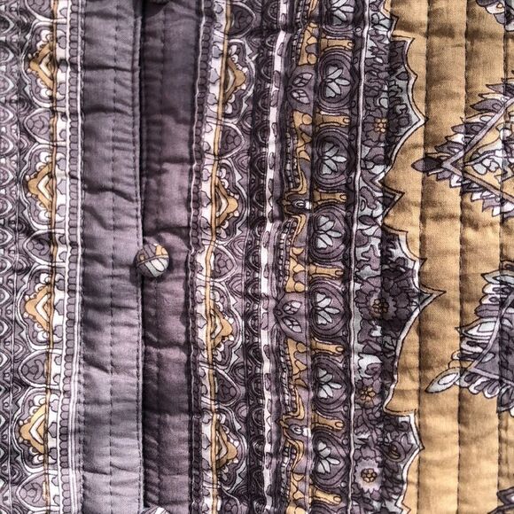 REVERSIBLE QUILTED lightweight jacket, pit to pit 24 1/2” Large Preworn - Picture 4 of 16